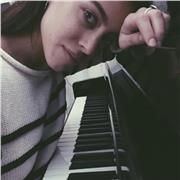 Insegnante di pianoforte impartisce lezioni di pianoforte, solfeggio e storia della musica per bambini e adulti